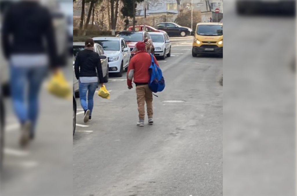 Pedofil reținut în Cluj, după ce părinții dintr-un parc au făcut scut în jurul unei fete molestate. A fost imobilizat de tatăl copilei