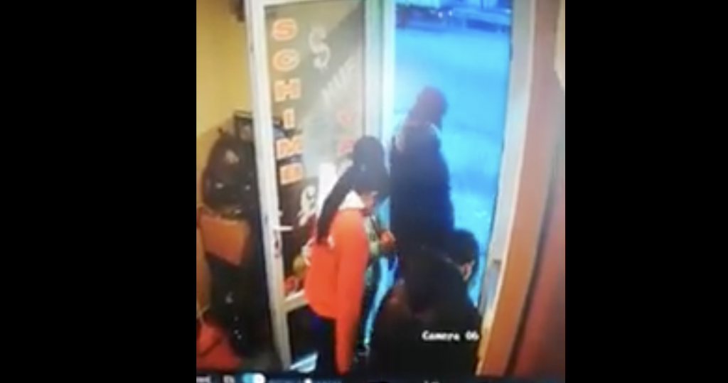 O femeie a fost filmată când bătea un copil pentru că nu strânsese suficienţi bani din cerşit 
