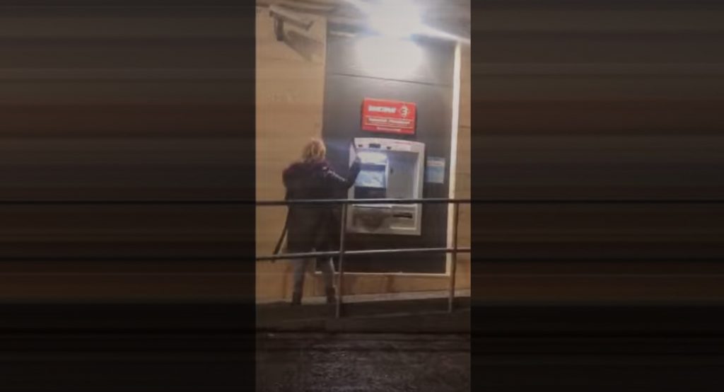 O româncă a devastat un bancomat în Italia. Femeia de 38 de ani a fost plasată în arest la domiciliu (VIDEO)