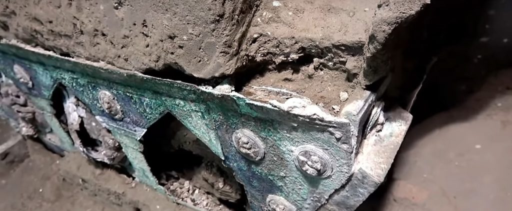 VIDEO. Arheologii au descoperit o trăsură antică în apropiere de Pompeii / Carul de paradă, excelent conservat, este realizat din bronz, fier şi cositor