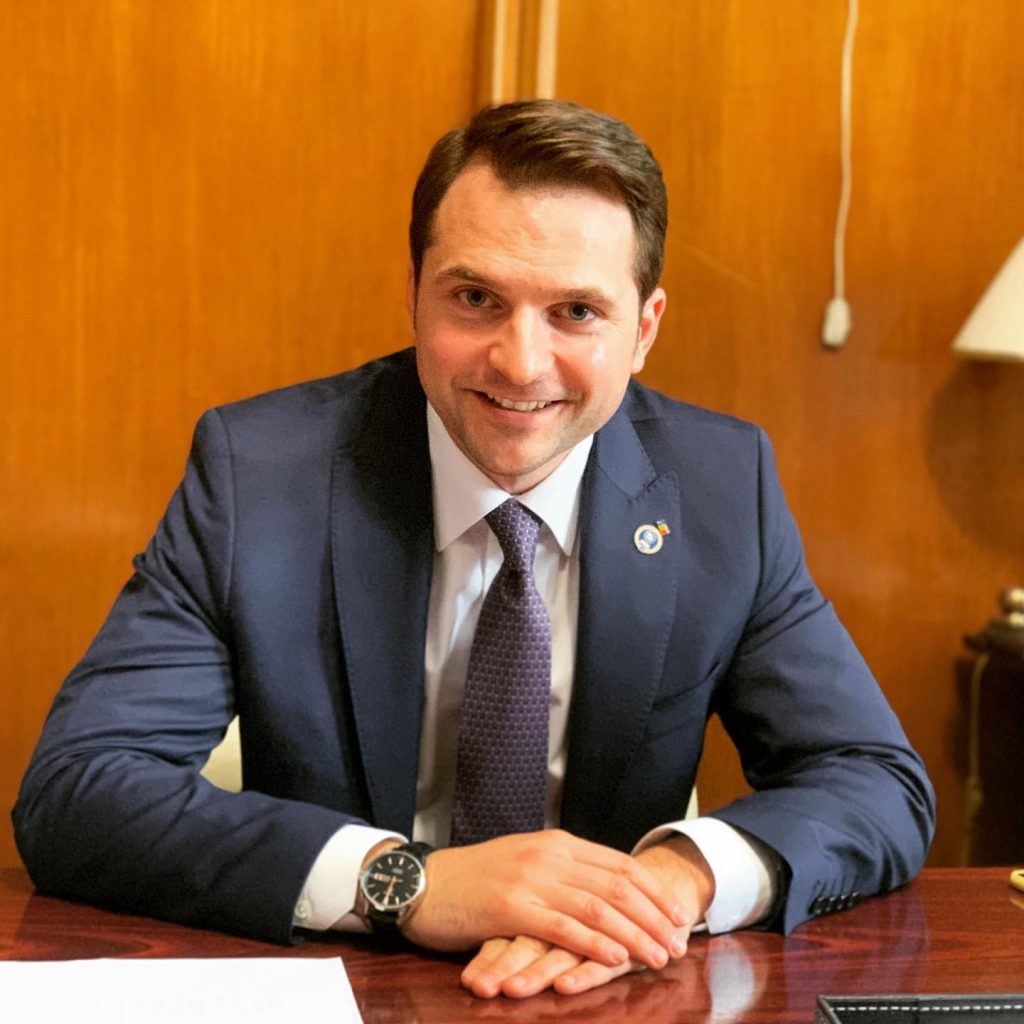 Sebastian Burduja: ”România dezvoltată este România cu carte” (OPINIE)