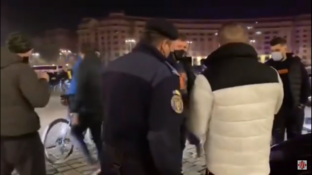 Scandal în Piața Constituției. Un vlogger român, amendat după ce a înjurat jandarmii