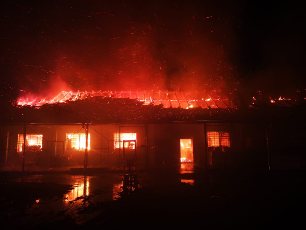 Incendiu puternic izbucnit la o hala de depozitare din Alba. Nu există victime