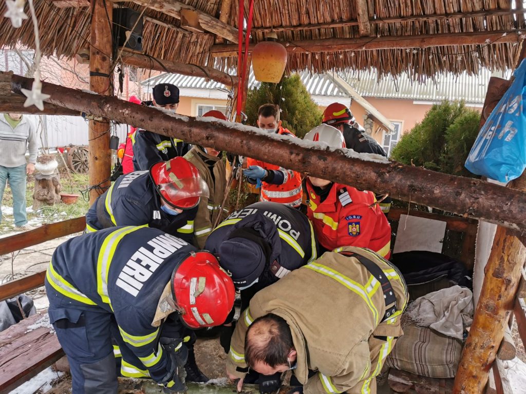 Situație dramatică în Bacău: Un copil de 4 ani a căzut într-o fântână de 15 metri! – FOTO
