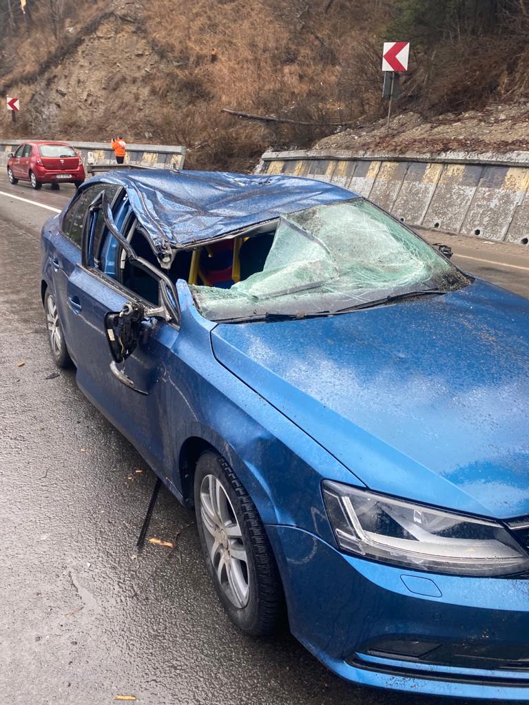 O femeie din Bucureşti, aflată în concediu în Suceava, a murit după ce un copac a căzut peste maşina în care se afla