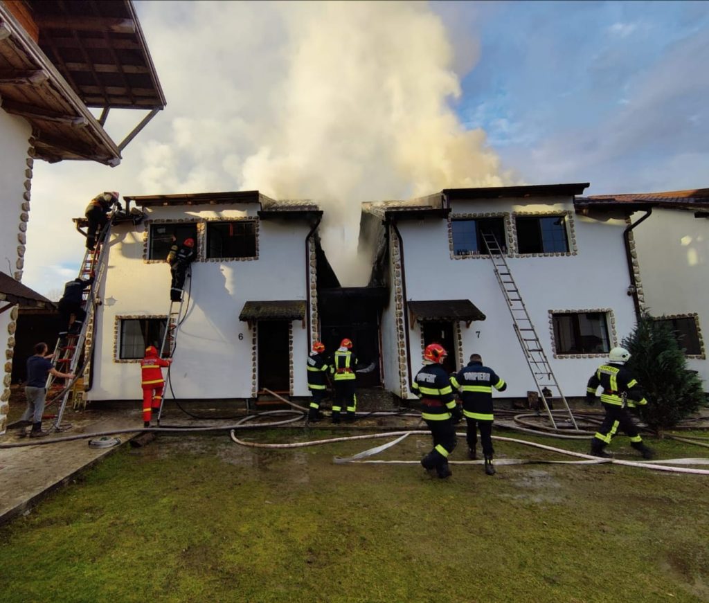 Incendiu la un complex turistic din Sibiu: Zeci de turiști evacuați! – FOTO