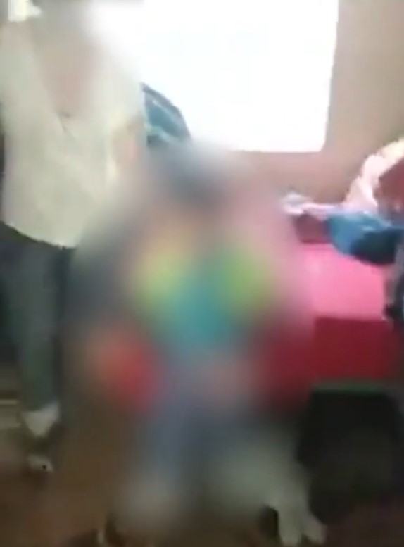 Scene șocante! Un copil de 4 ani este bătut crunt, cu parul, de către propria mamă – FOTO