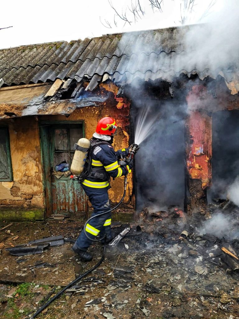 Incendiu la o locuință din Giurgiu. Un bărbat a murit (GALERIE FOTO)