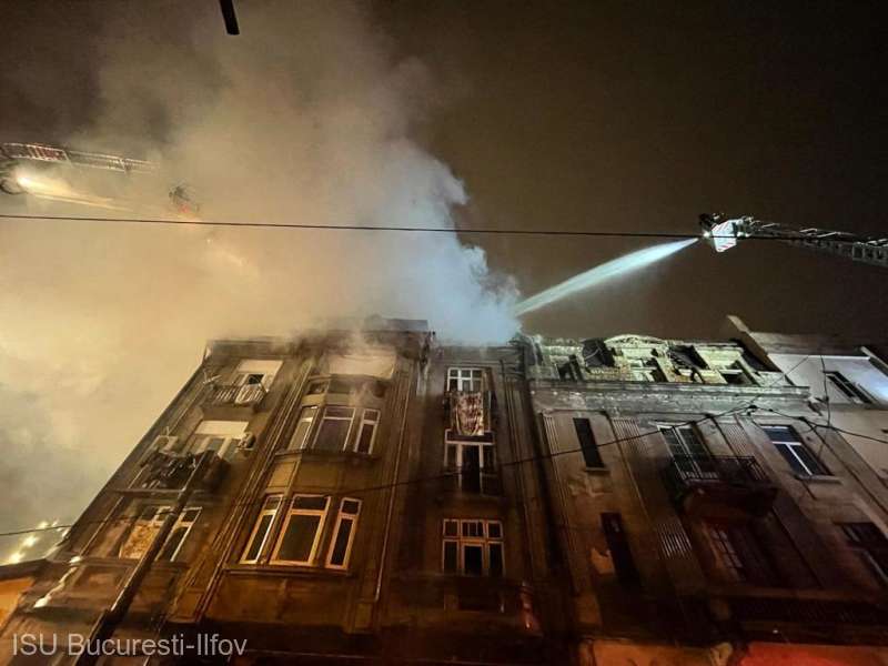 Zeci de pompieri intervin pentru stingerea unui incendiu izbucnit în Capitală (FOTO)