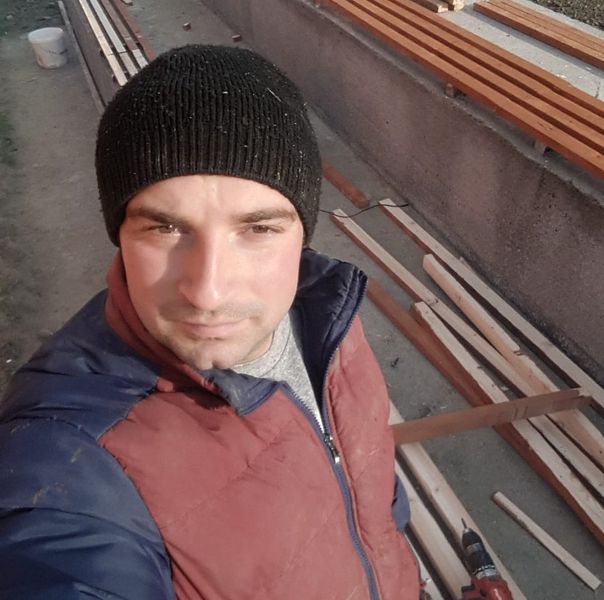 Cine este bărbatul care a dat cu capul de pământ un copil, într-un parc din Hunedoara. “O să-și dorească moartea acolo!”