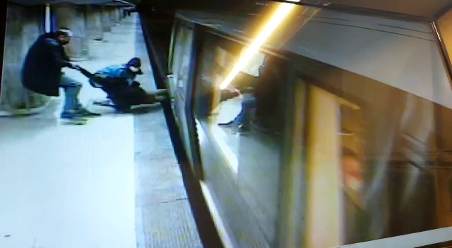 Video absolut șocant, la metrou, la Dristor! O fată a căzut pe șine și a fost salvată în ultima fracțiune de secundă de către doi călători!
