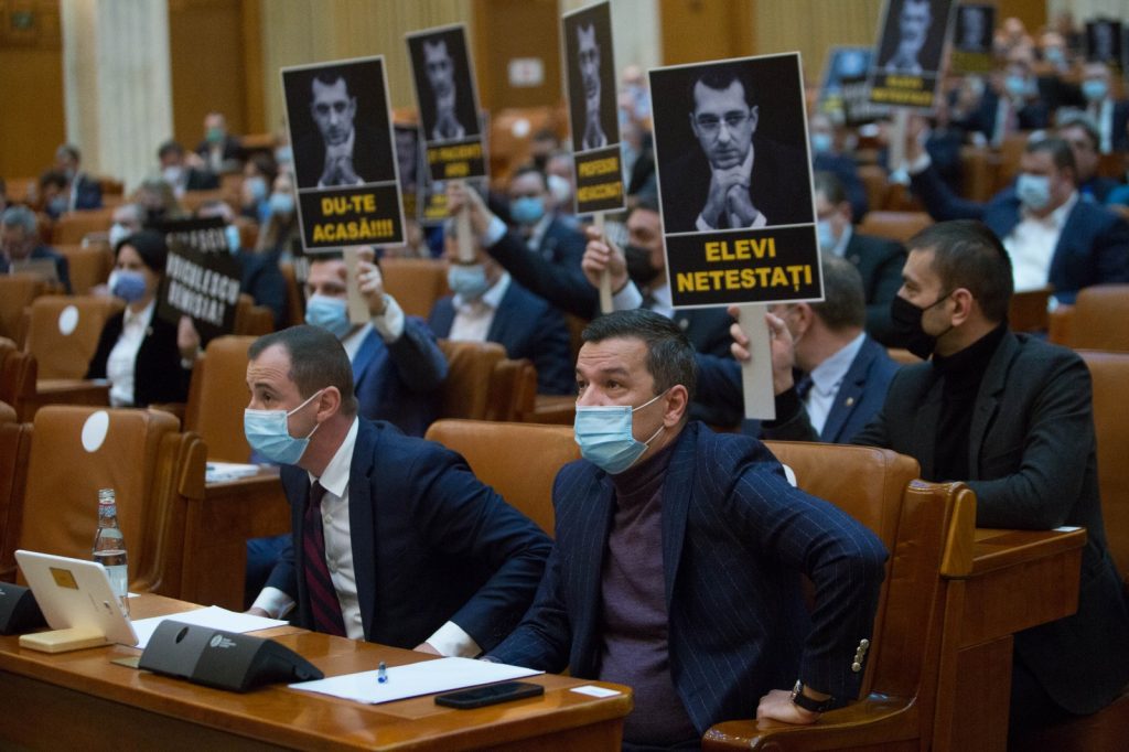 LIVE TEXT. Scandal, huiduieli, aplauze și ironii în Parlament, la moțiunea depusă împotriva lui Vlad Voiculescu. Ministrul Sănătății: Nu știu ce fumează domnul Simion, dar noi ne opunem fumatului