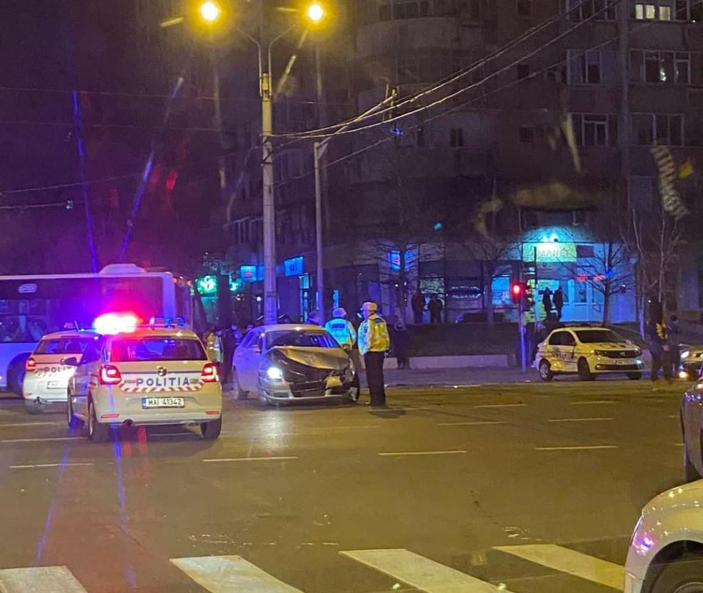 Iar a fost accident cu mașina de poliție în București! A venit ambulanța la fața locului! FOTO