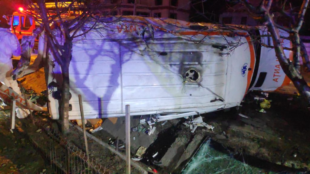 O femeie infectată cu COVID a murit după ce ambulanța care o transporta la spital s-a răsturnat (FOTO)
