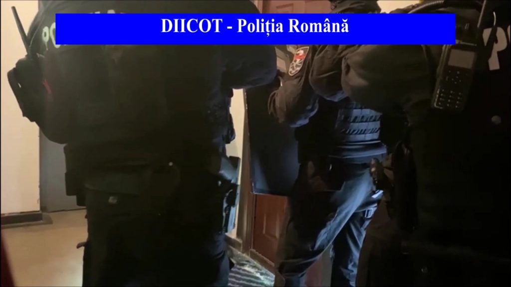 VIDEO. Mascații au intrat peste mai mulți membri dintr-o rețea care recrutau minore prin metoda „loverboy”