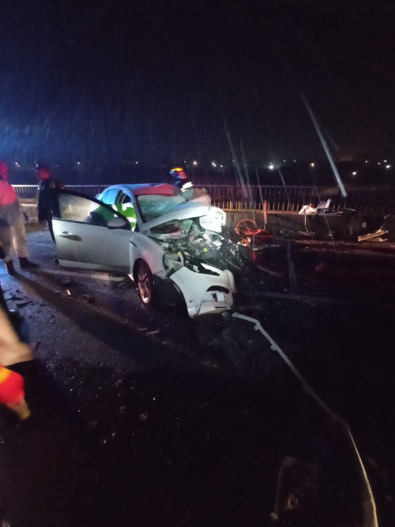 Accident grav în Sibiu. Un autoturism s-a făcut bucăţi după ce a lovit un camion
