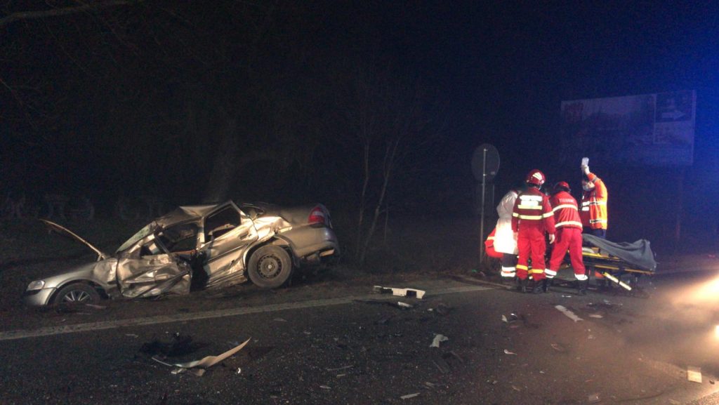 Accident cumplit în Vâlcea. Șofer de 30 de ani, mort după ce s-a izbit cu maşina de un TIR