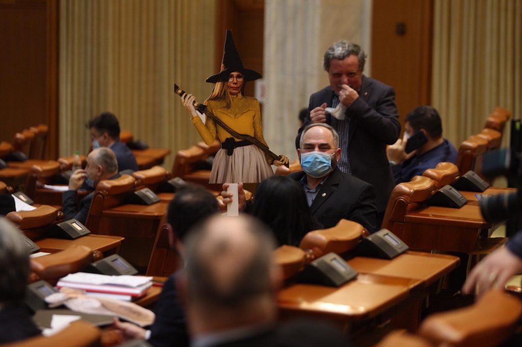 VIDEO. Scandal în Parlament. la Ora premierului. Florin Cîțu: Cei care au discutat despre buget nu au înțeles. O să vă înscriu eu la școală/ George Simion: Grupul AUR va părăsi sala de ședințe în semn de solidaritate cu minerii din Valea Jiului