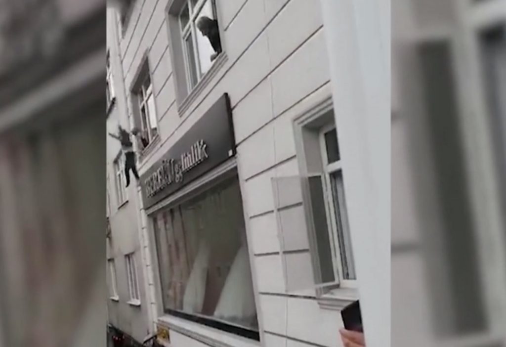 Imagini șocante! Mai mulți copii aruncați de la etaj din cauza unui incendiu – FOTO/VIDEO