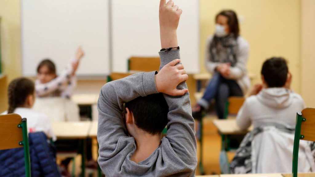 Franţa va efectua teste antigen la 300.000 de elevi pe săptămână. Ministrul Sănătății: Vom folosi testele antigen cu probe de salivă pentru a nu îi deranja prea mult