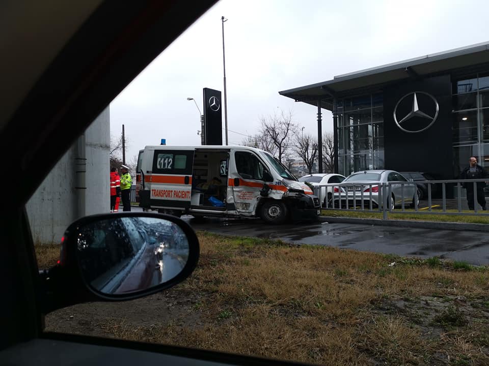 Accident în București, cu o ambulanță implicată! O asistentă medicală, rănită!