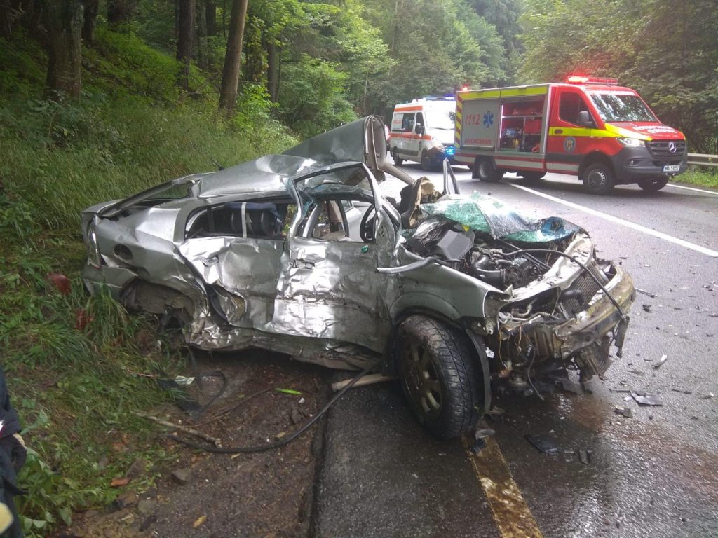 Accident pe DN 1, la ieșirea din Avrig. Trei persoane au ajuns la spital!
