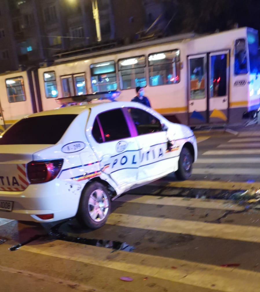 Mașină de poliție, implicată într-un accident în sectorul 1. Trei agenți au fost răniți, după ce un șofer nu a acordat prioritate autospecialei
