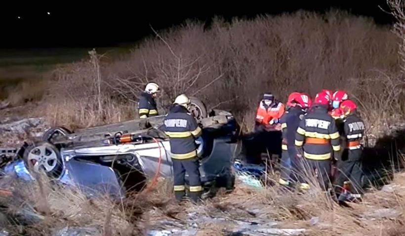 Un șofer a zburat cu mașina peste un sens giratoriu din Caransebeș și apoi s-a răsturnat pe un câmp. Bărbatul nu a vut nicio șansă (VIDEO)