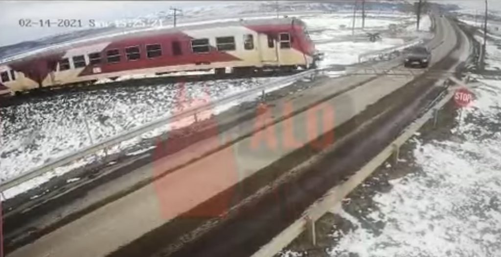 Au apărut imaginile cu accidentul de la Vlădeni. Un BMW în care se aflau doi tineri, zdrobit de tren chiar de Ziua Îndrăgostiților! – VIDEO terifiant!