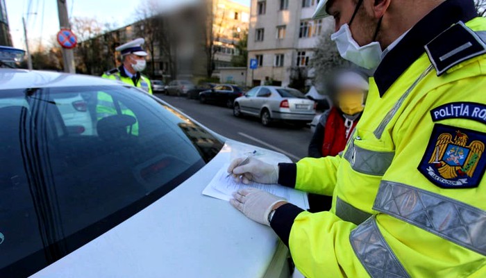 Tânără din Bistrița-Năsăud, infectată cu COVID-19 și fără mască de protecție, prinsă pe stradă de polițiști. Ce amendă a primit