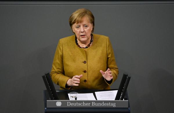 Angela Merkel a uitat să-şi pună masca sanitară, după un discurs. Momentul a devenit viral pe internet