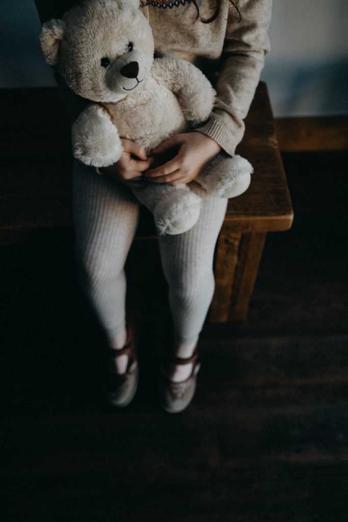 Coșmarul prin care a trecut o fetiță de doar 3 ani. Medicii au fost nevoiți să-i amputeze mâinile. Ce a întrebat fetița imediat după ce s-a trezit din operație