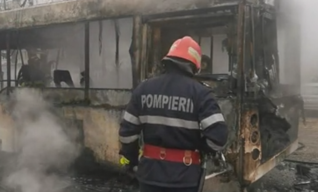 Horror! Un autobuz cu călători a luat foc în timpul mersului, la Galați!