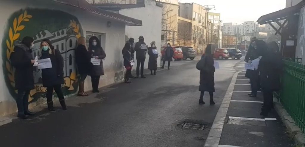 VIDEO. Revoltă la liceul ”Gheorghe Șincai”. Mai mulți profesori refuză să intre la ore și se opun numirii noului director
