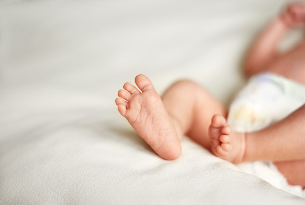 Bebeluș de doar cinci zile, abandonat într-o scară de bloc din Vâlcea. Mama s-a predat poliţiei