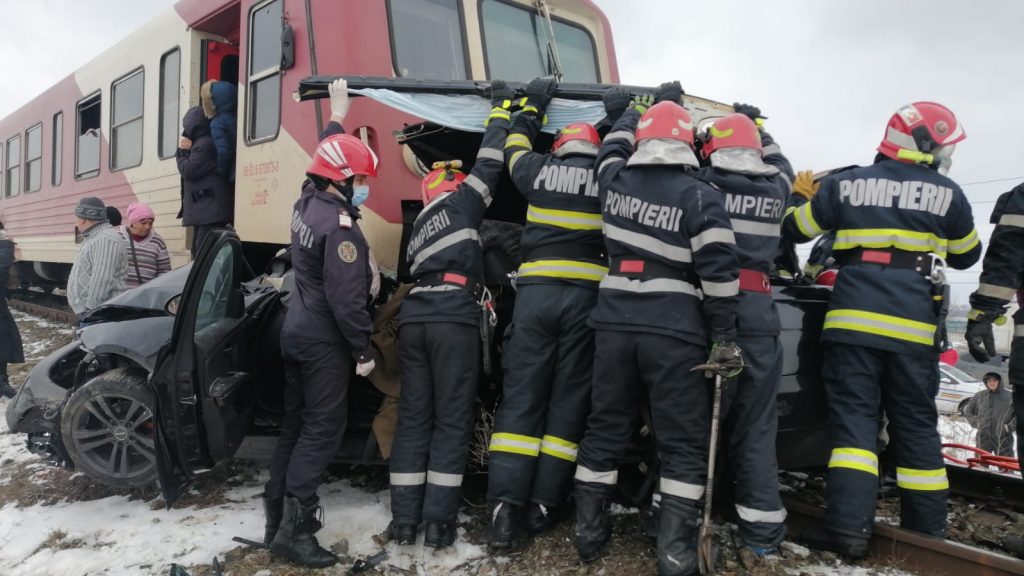 Mașină loviă de tren în județul Iași. Accidentul s-a soldat cu două decese