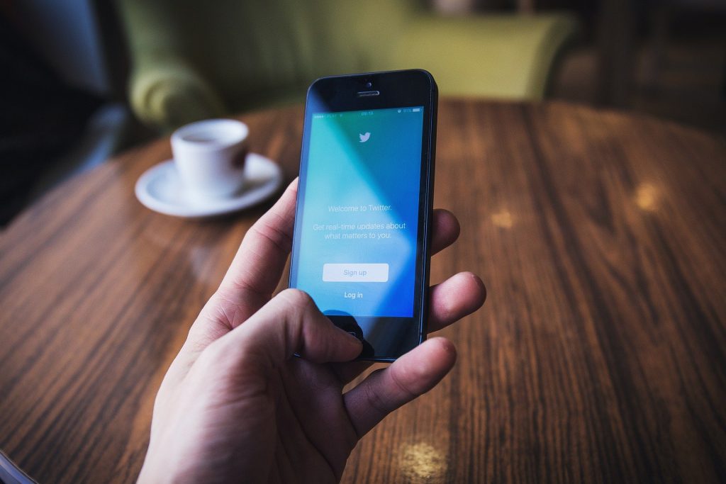 Twitter intenţionează să menţină permanent blocarea contului lui Donald Trump
