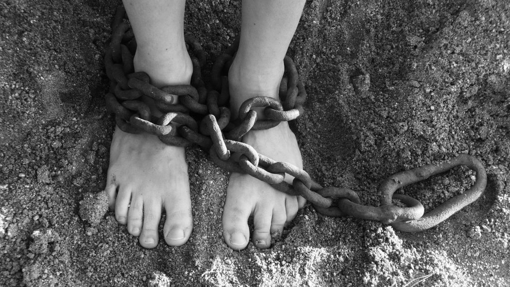 Premieră în România: Un fost ofițer SRI a fost condamnat pentru negarea Holocaustului