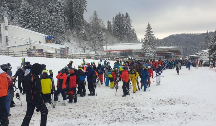 Coadă de aproape o oră la telegondolă, în Poiana Brașov! Imagini de la fața locului