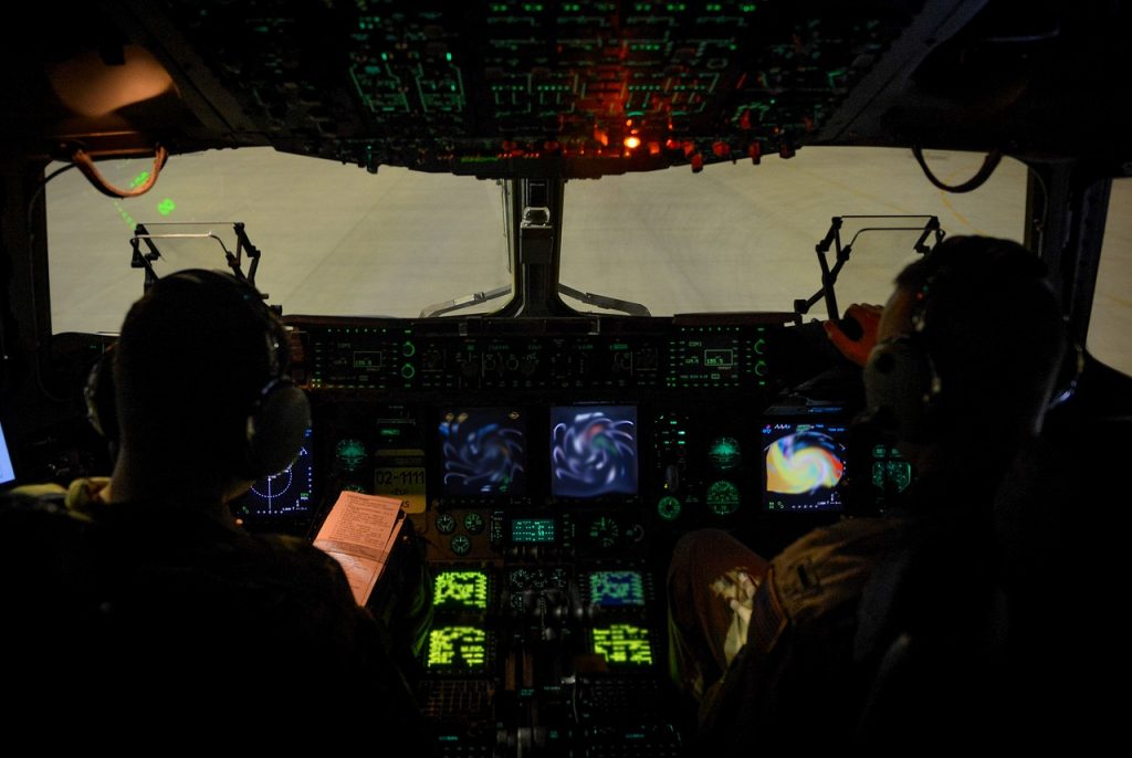 Un pilot de avion a raportat o întâlnire cu un OZN:„Detest să spun treaba asta, dar seamănă cu un obiect cilindric lung”