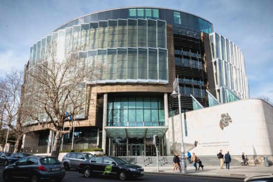 Doi români, implicați în infracțiuni cibernetice de milioane de euro în Europa și SUA, au arestați în Irlanda pentru fraudă cu carduri de credit false