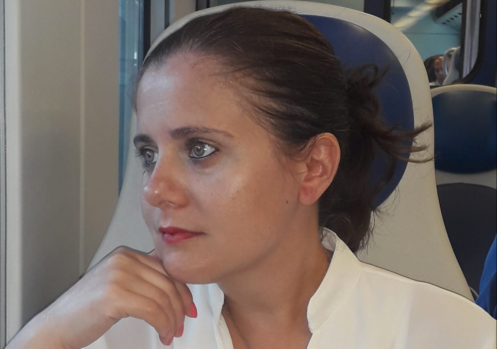 Scriitoarea Delia Moretti: „Când am început să scriu, mi-am propus să ies în evidență față de ceilalți cu un stil doar al meu”