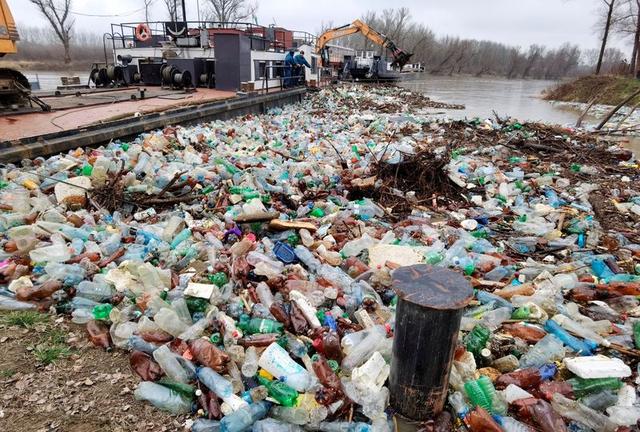 Autoritățile din Ungaria acuză România și Ucraina că trimit „covoare” de deşeuri de plastic pe Tisa şi Someş. „70 de sticle goale ajung în continuare în fiecare minut”