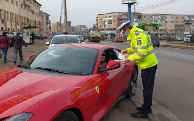 Ferrari oprit pentru control în trafic la Alba Iulia. Cine se afla la volanul bolidului (VIDEO)