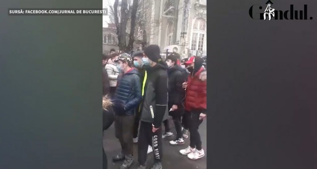 Sute de oameni, la îmbulzeală în plină pandemie pentru un buger gratis! – VIDEO