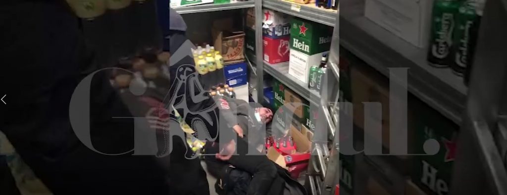 Bărbatul bătut cu lopata într-un magazin din București, furase trei roți de cașcaval. Agenții de pază sunt cercetați pentru purtare abuzivă
