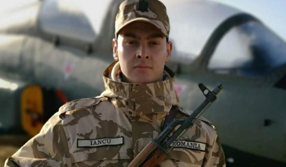 Aflat în timpul liber, un soldat a salvat o bătrână din incendiu. „Dacă puteți să ajutați, nu ezitați!”