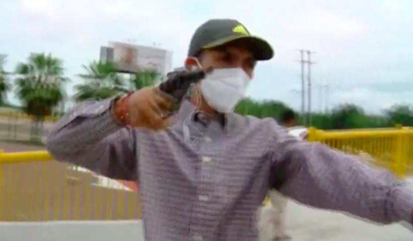 VIDEO. Un jurnalist ecuadorian a fost amenințat cu pistolul și jefuit în timpul unei transmisiuni în direct