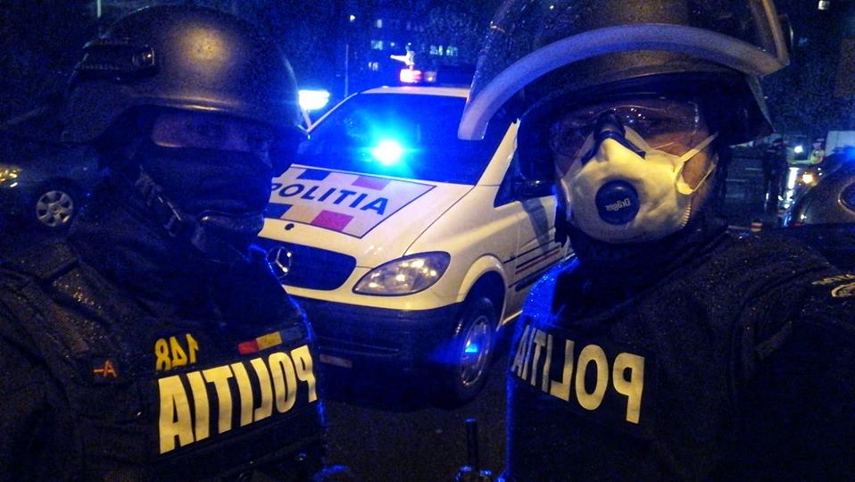 Traficanți de droguri din Mureș, Cluj și Sibiu, săltați de mascați! Au fost ridicate diferite cantități de cocaină, cannabis și etnobotanice / VIDEO