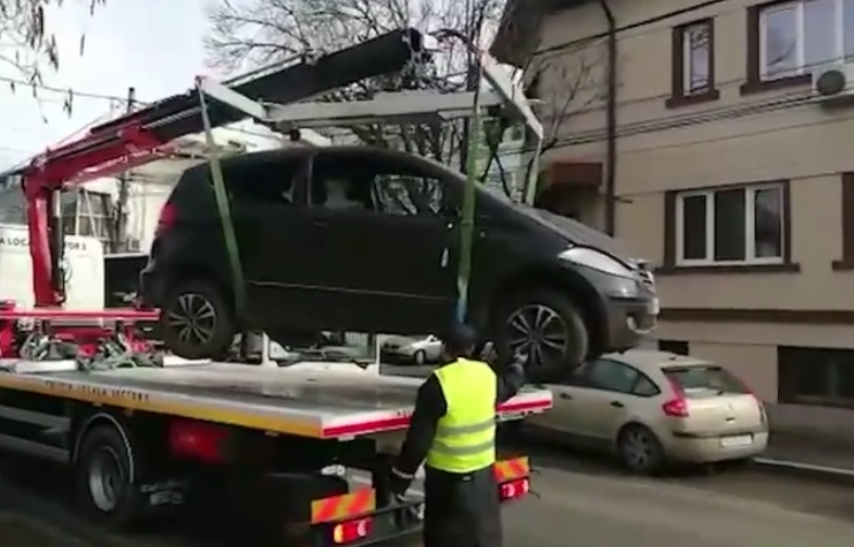 Sute de mașini ridicate cu platforma de pe străzile sectorului 5 din Capitală!